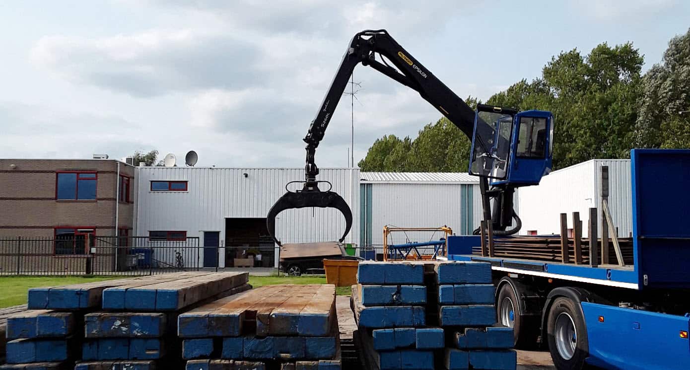 Draglineschotten met kraan liggend zonder mensen en wit